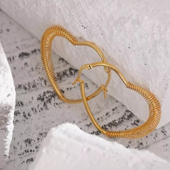 💛Gold Plated Heart hoop earrings - Picture 5 of 6